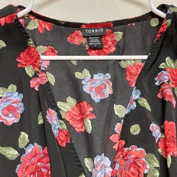 Torrid Peplum Blouse Women's 2/2X Black Red Floral Wrap Look Short Sleeve EUC - Picture 6 of 11